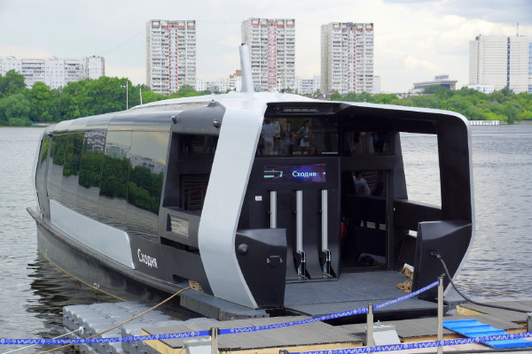 Речные пассажирские суда на электрическом питании, (водный автобус-электроход) на реке Москве в г.Москва